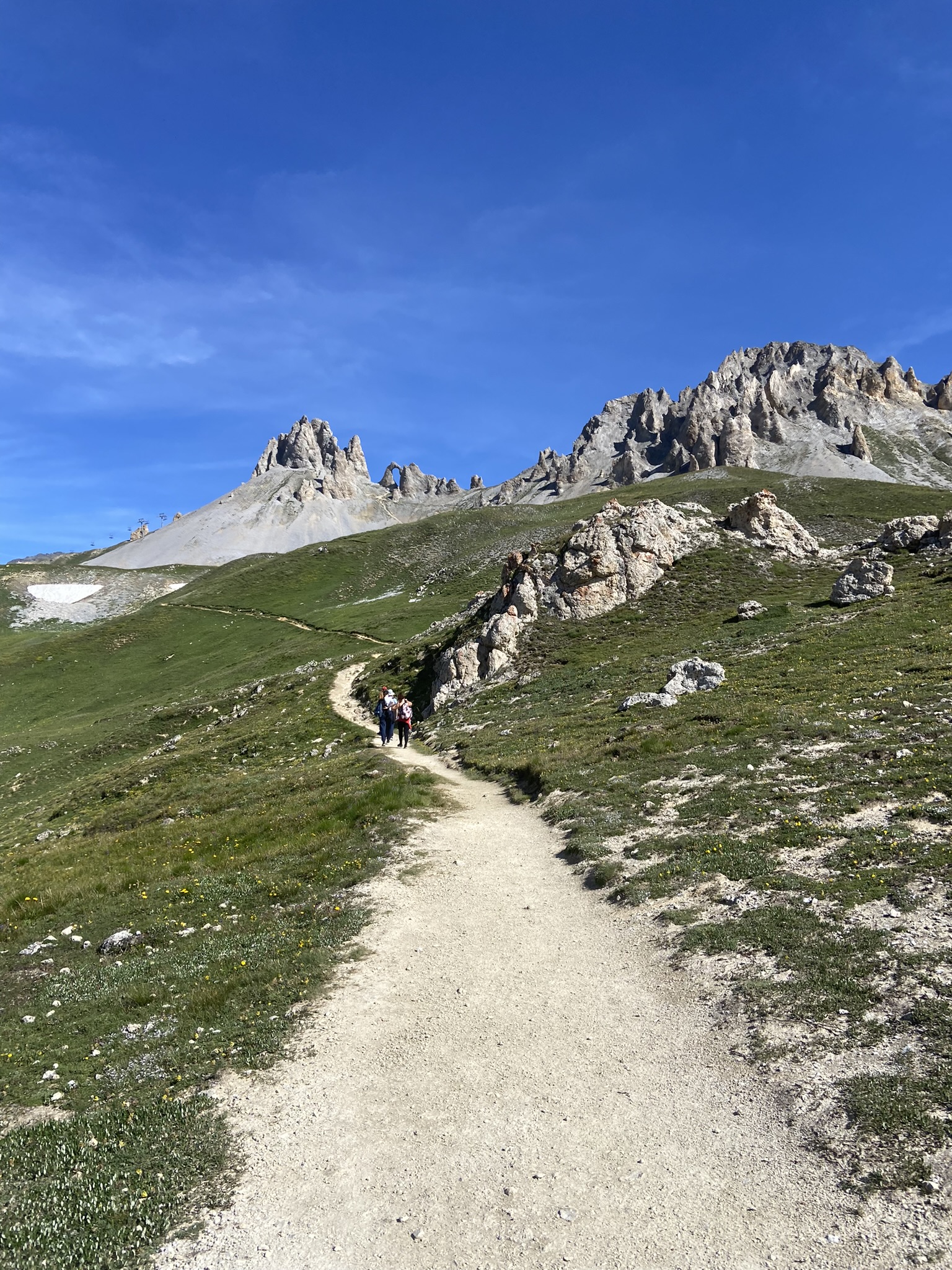Chemin au début d'une montagne