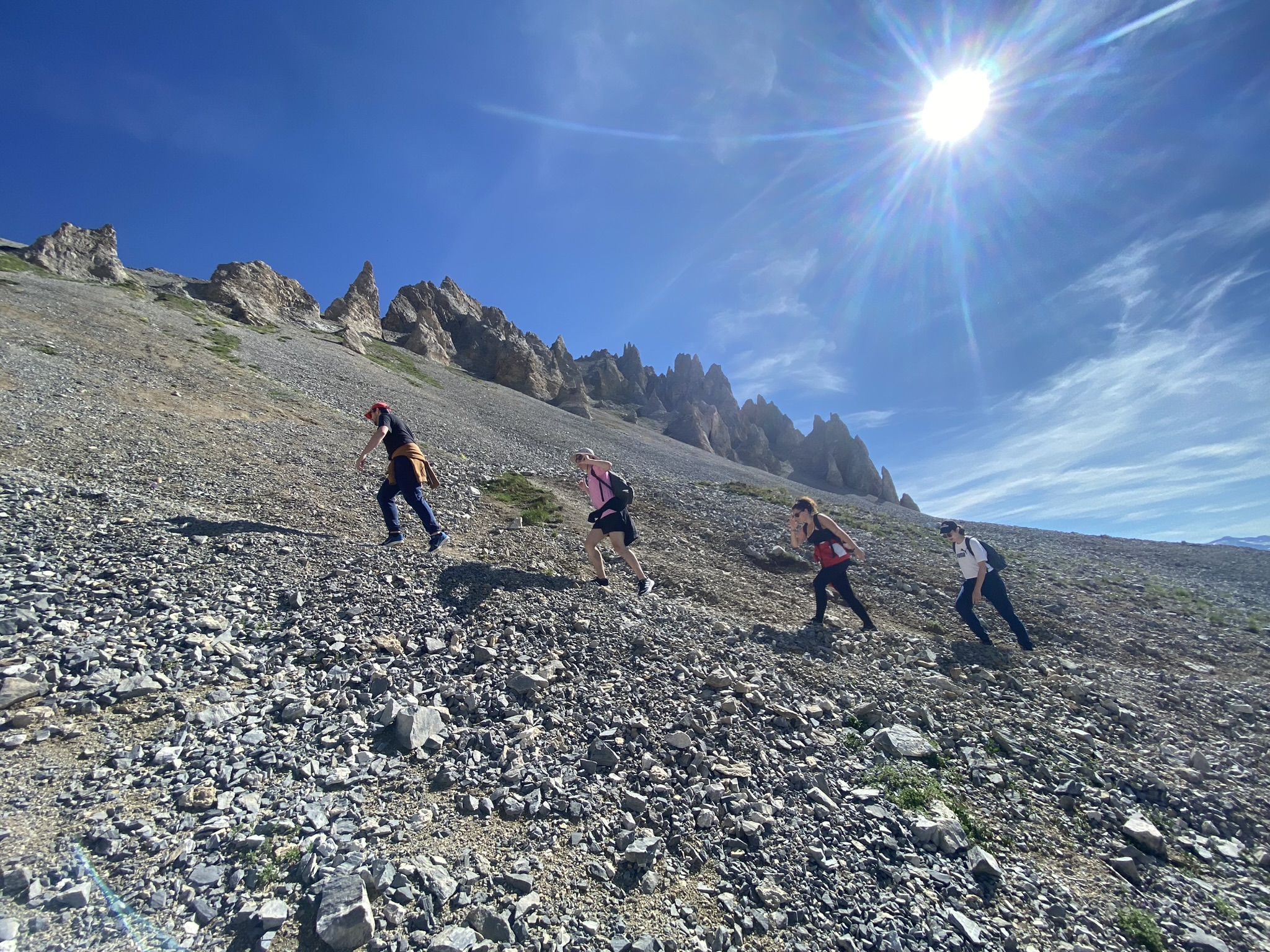 Randonneur le long de la montagne